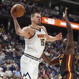 Nikola Jokic déborde Clint Capela: le pivot serbe a livré une performance XXL face à Atlanta. KEYSTONE/AP/David Zalubowski